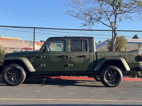 Used 2021 Jeep Gladiator Sport image 9