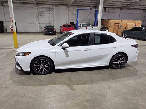 Used 2021 Toyota Camry SE FWD image 4
