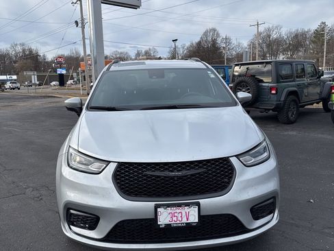 Used 2023 Chrysler Pacifica Touring-L w/ S Appearance Package image 2