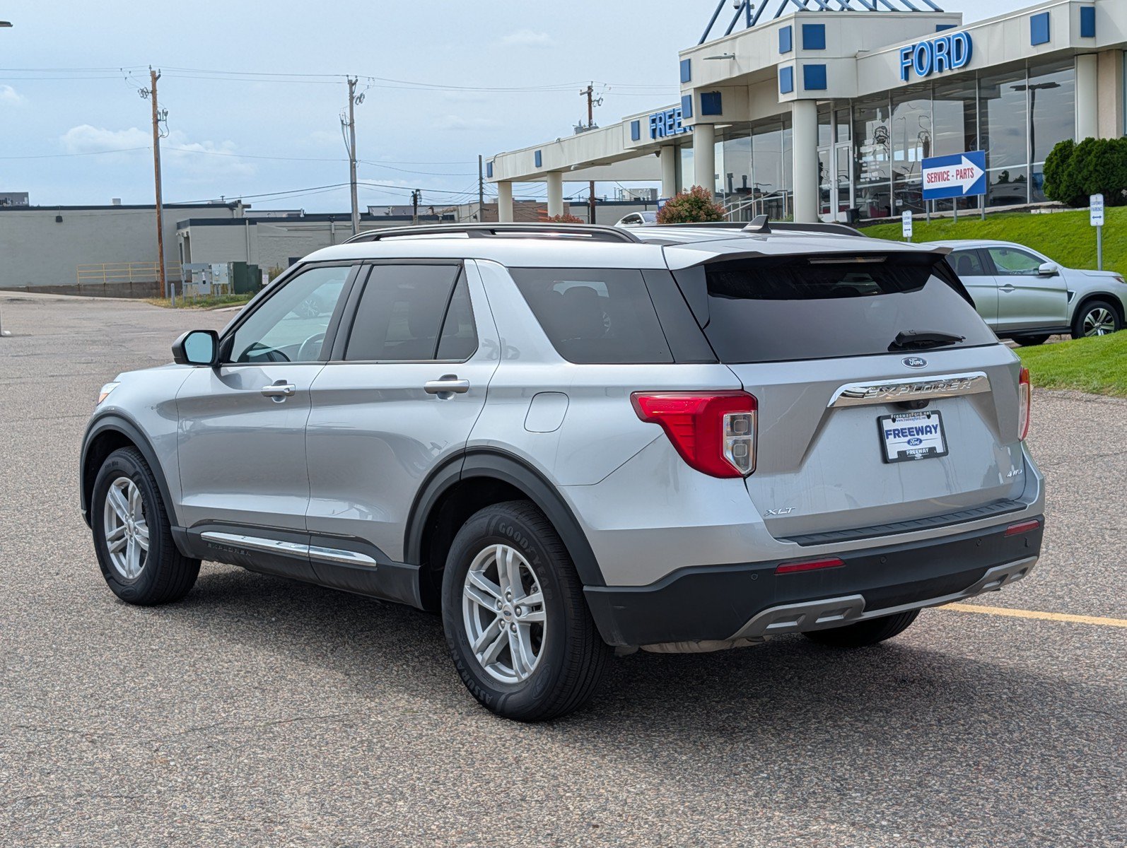 Used 2024 Ford Explorer XLT w/ Equipment Group 202A AWD/4WD image 3