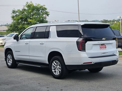 Used 2025 Chevrolet Suburban LT RWD image 4