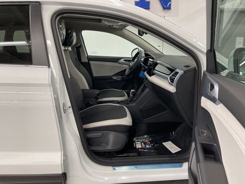 New 2026 Volkswagen Taos SE image 13