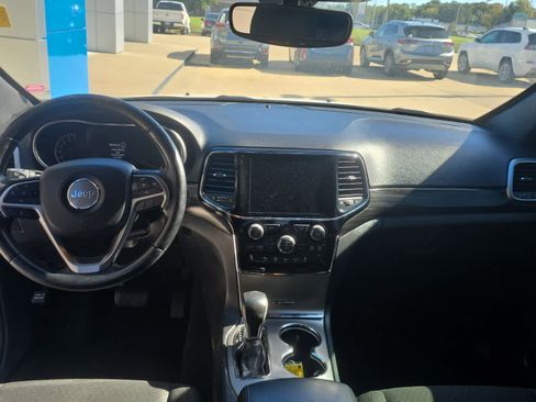 Used 2020 Jeep Grand Cherokee Laredo w/ 18" Wheel & 8.4" Radio Group image 14