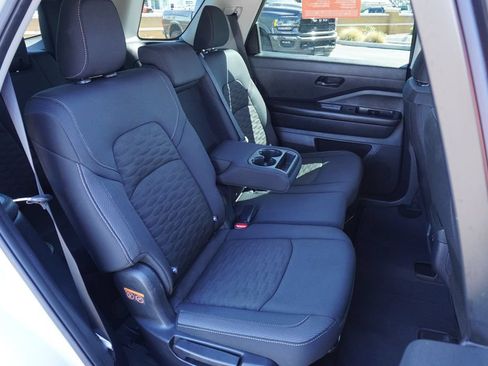 Certified 2025 Nissan Pathfinder SV FWD image 9