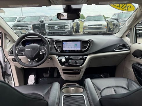 Used 2023 Chrysler Pacifica Touring-L FWD image 13