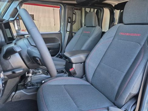 Used 2025 Jeep Gladiator Rubicon w/ Convenience Group AWD/4WD image 15