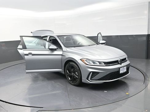 New 2026 Volkswagen Jetta SE FWD image 29