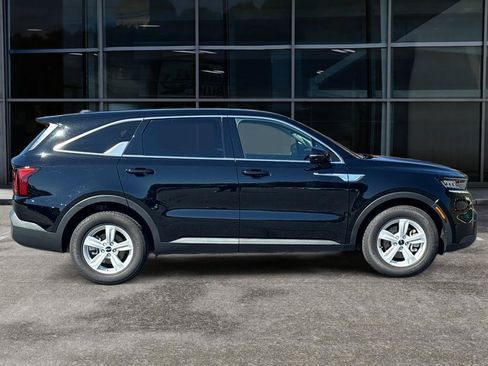 Used 2023 Kia Sorento LX FWD image 4