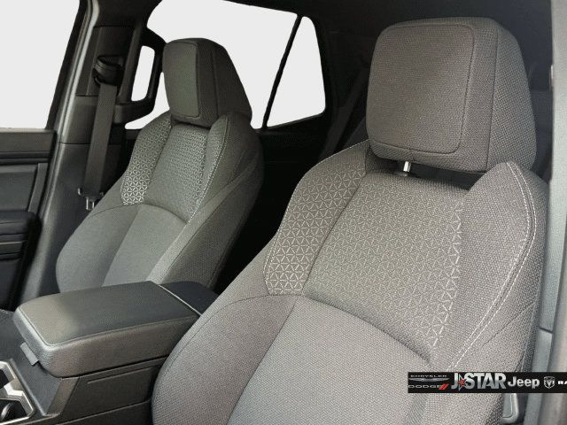 Used 2025 Toyota 4Runner SR5 AWD/4WD image 11