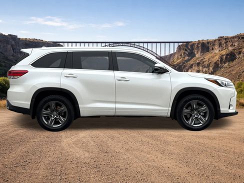 Used 2018 Toyota Highlander image 2