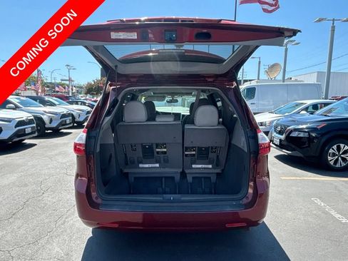 Used 2017 Toyota Sienna XLE FWD image 12