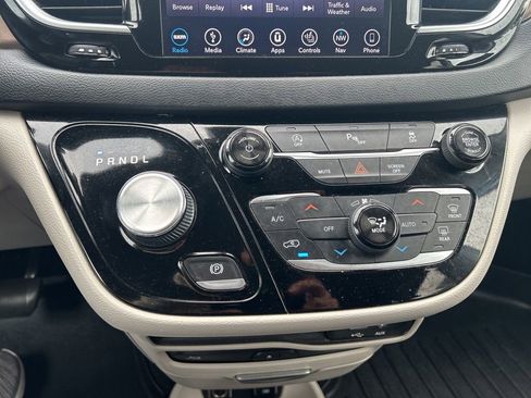 Used 2018 Chrysler Pacifica Touring-L Plus FWD image 14
