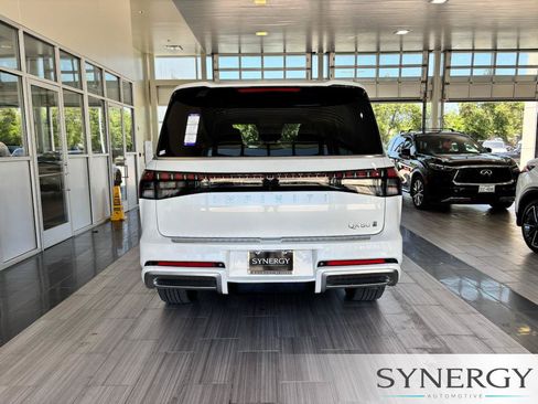 Certified 2026 INFINITI QX80 Luxe AWD/4WD image 5