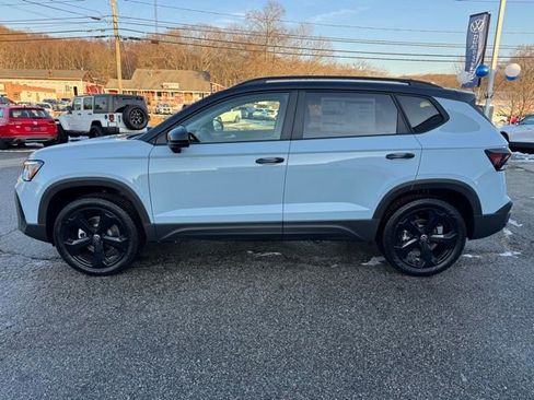 New 2026 Volkswagen Taos SE image 8