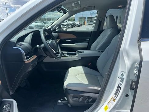 Used 2025 Toyota Grand Highlander AWD image 16