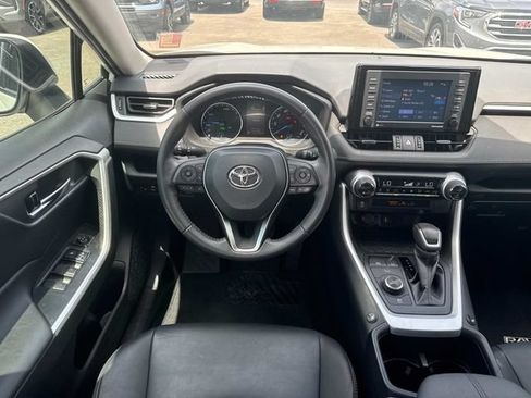 Used 2022 Toyota RAV4 XLE Premium AWD/4WD image 18