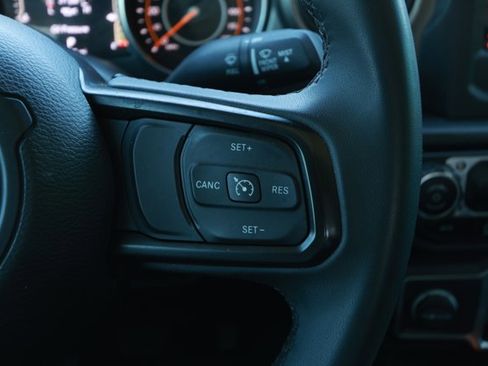 Used 2023 Jeep Gladiator Willys AWD/4WD image 14
