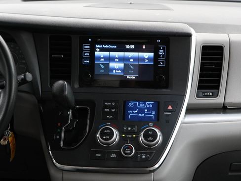 Used 2017 Toyota Sienna LE FWD image 16