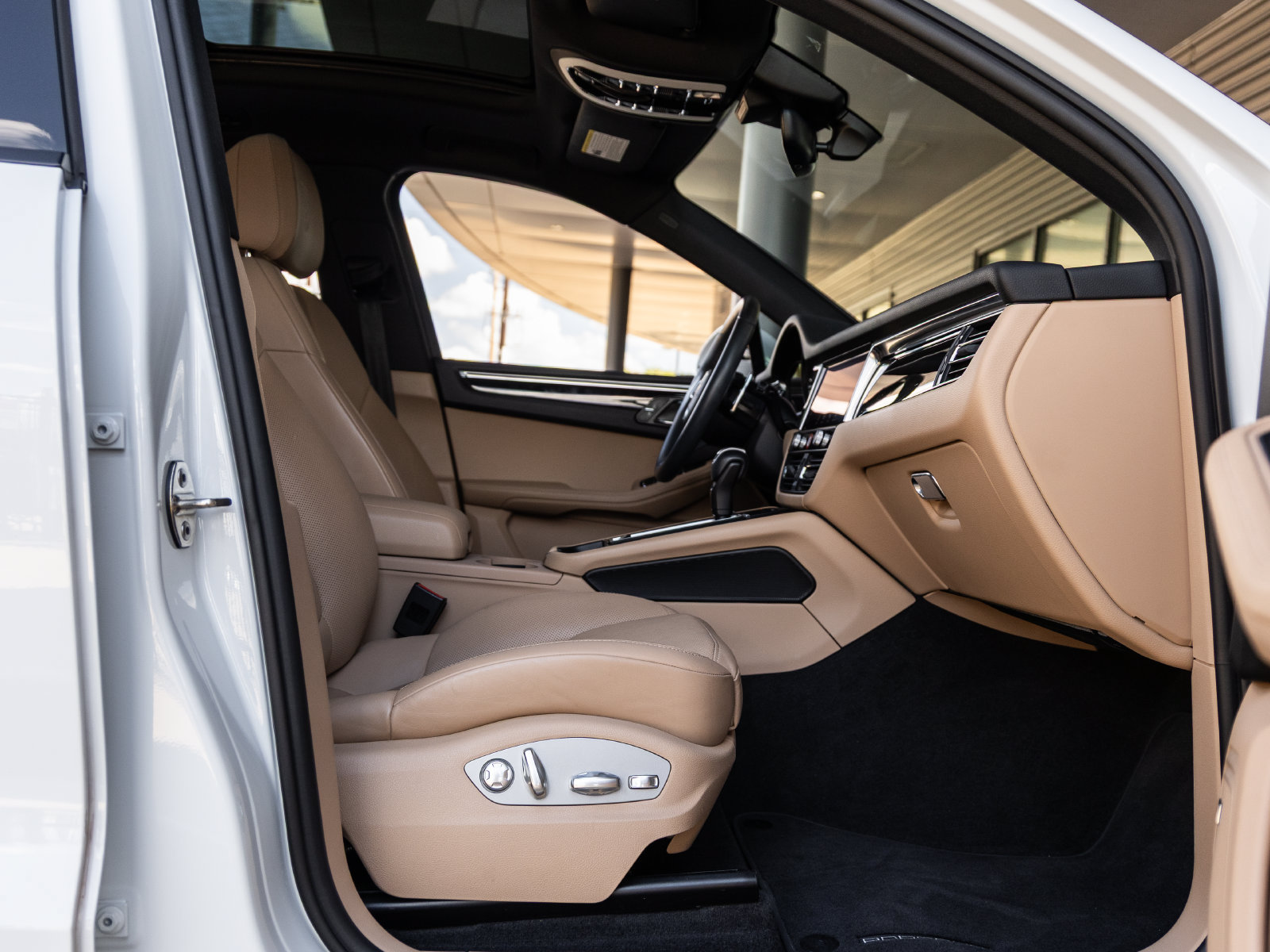Certified 2024 Porsche Macan AWD/4WD image 45