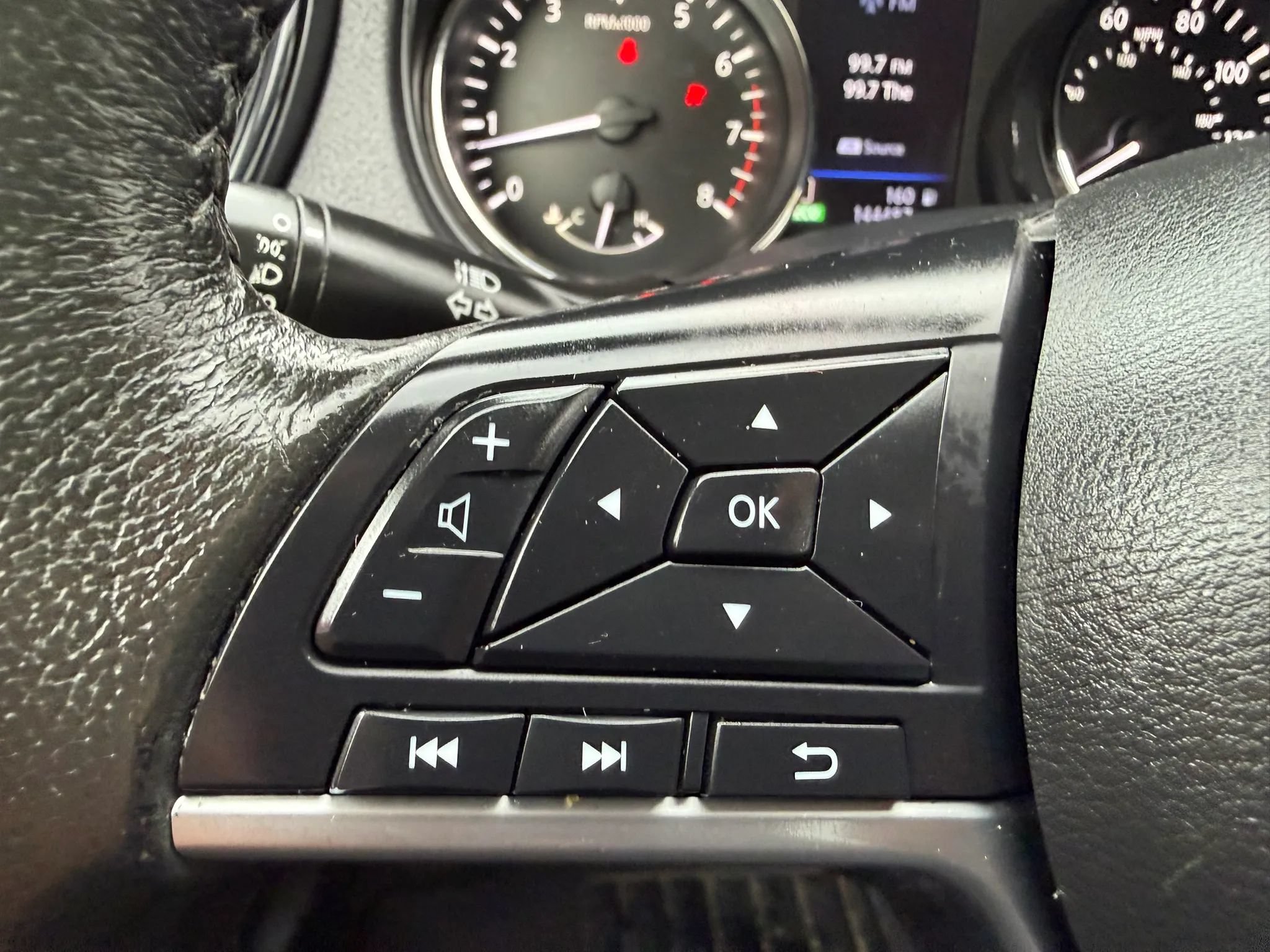 Used 2019 Nissan Rogue SV FWD image 16