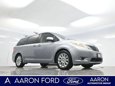 Used 2014 Toyota Sienna Limited w/ Limited Premium Package FWD image 3