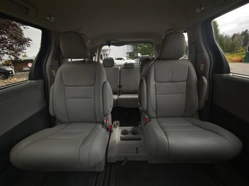 Used 2017 Toyota Sienna XLE w/ XLE Navigation Package FWD image 39