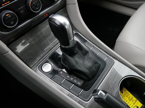 Used 2017 Volkswagen Passat 1.8T SE image 24