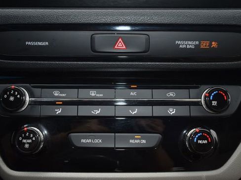 Used 2019 Kia Sedona LX FWD image 25