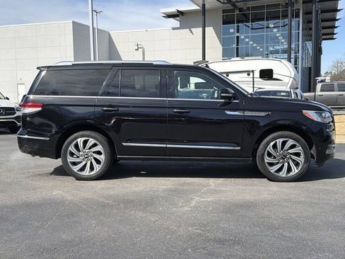 Used 2024 Lincoln Navigator Reserve AWD/4WD image 3