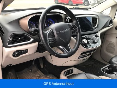 Used 2017 Chrysler Pacifica Touring-L FWD image 3