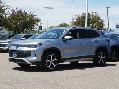 Certified 2025 Volkswagen Tiguan SE AWD/4WD image 3