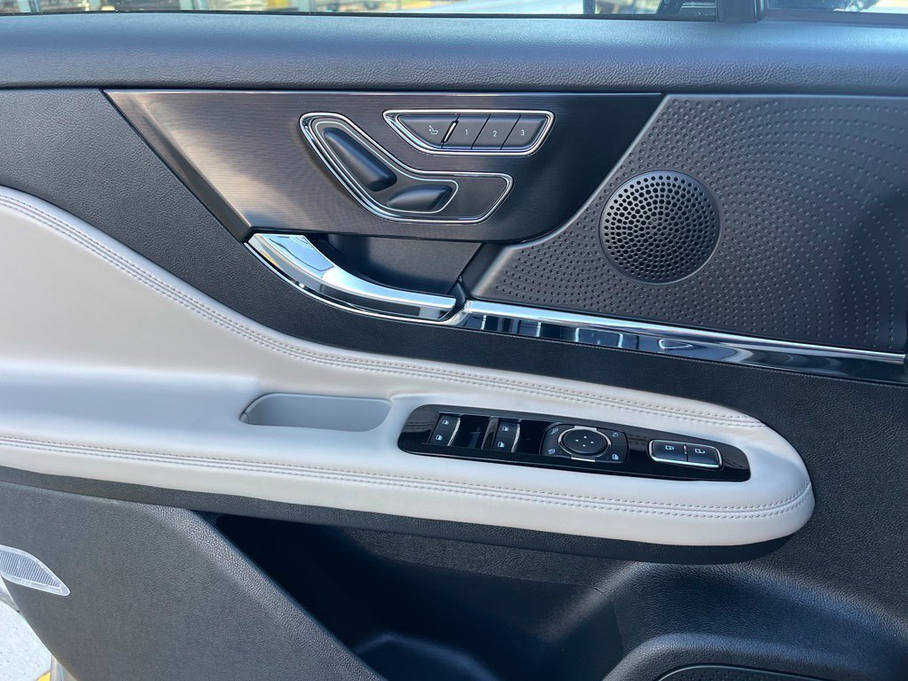 Used 2025 Lincoln Corsair AWD image 38