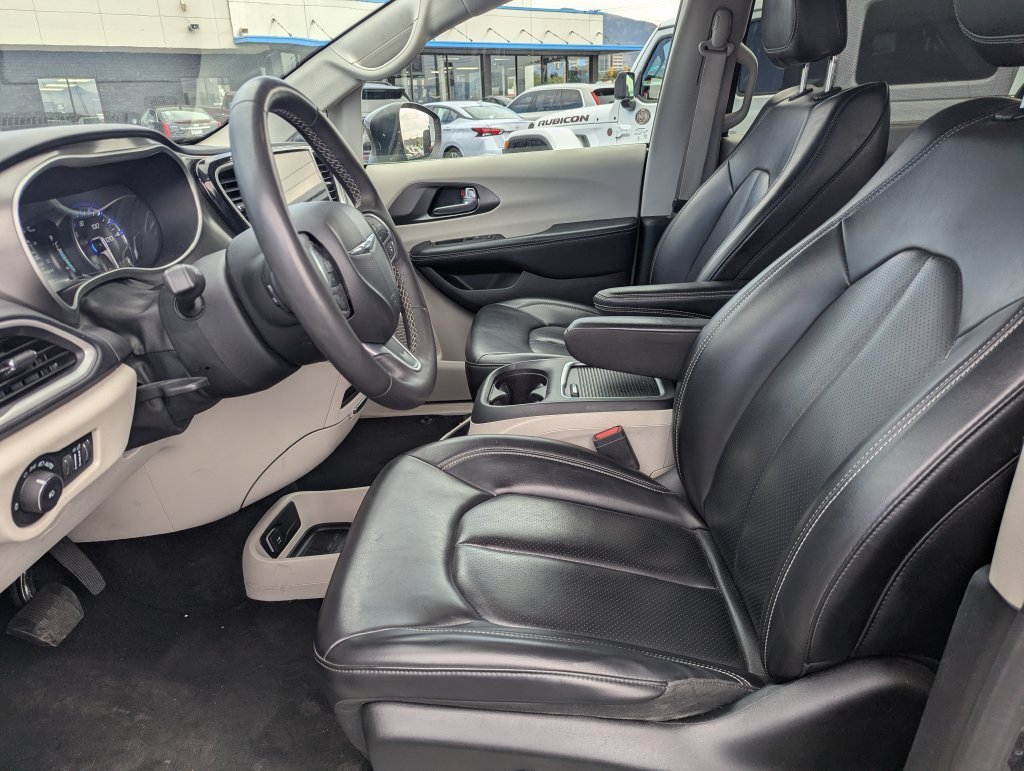Used 2023 Chrysler Pacifica Touring-L FWD image 24