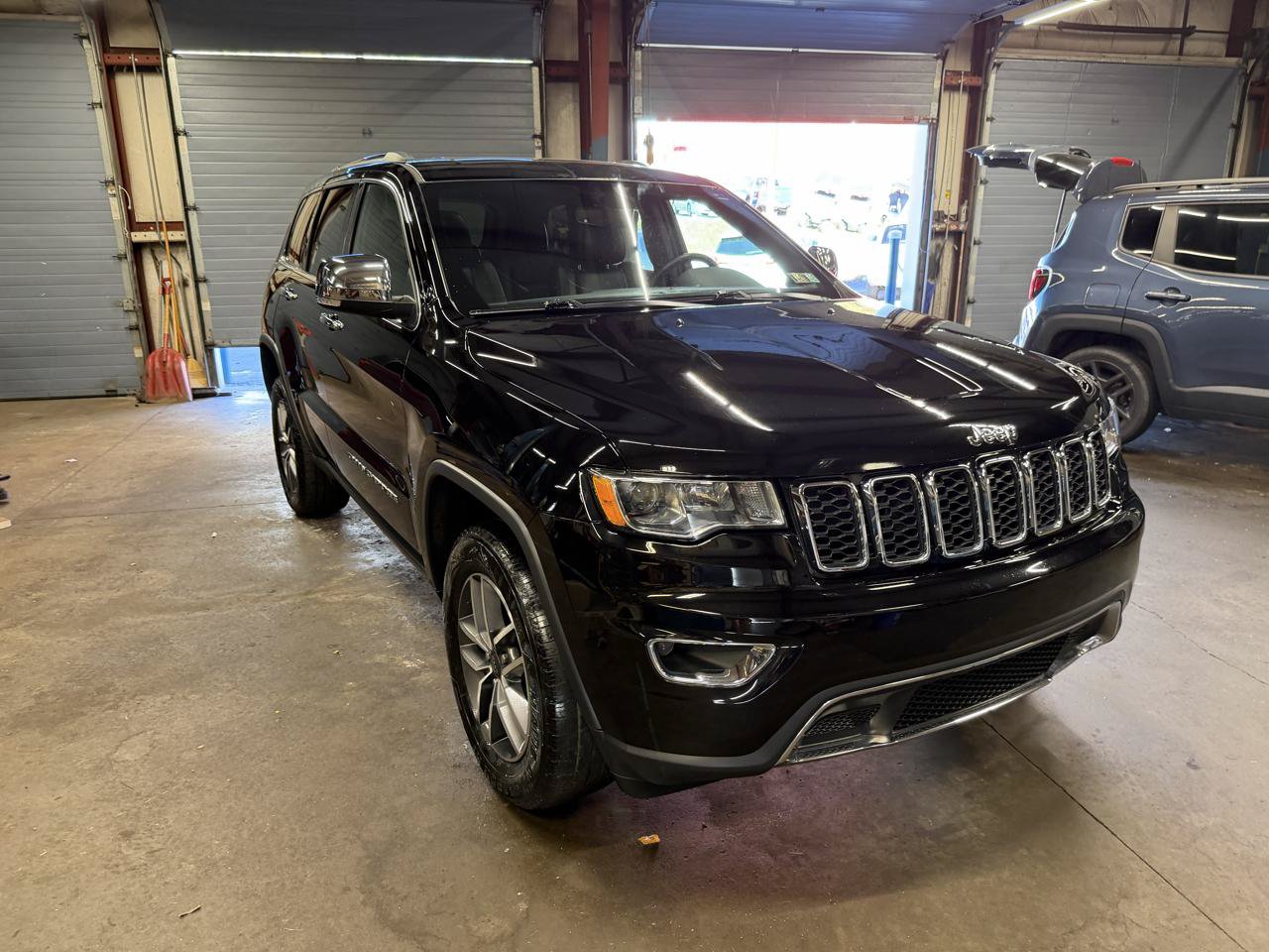 Used 2020 Jeep Grand Cherokee Limited AWD/4WD image 3