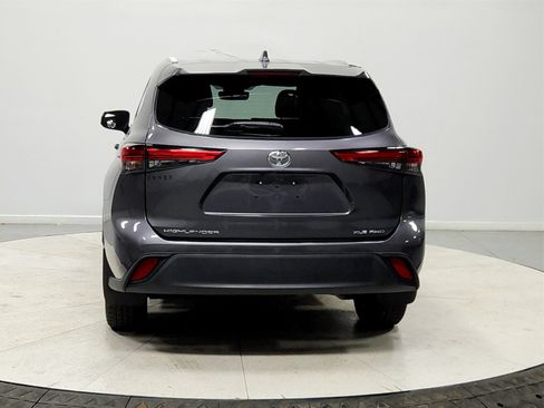Used 2022 Toyota Highlander XLE image 6
