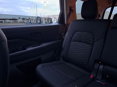 Used 2025 Nissan Pathfinder SV image 41