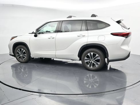 Used 2022 Toyota Highlander XLE AWD/4WD image 5