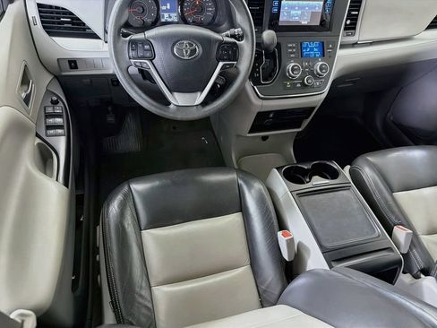 Used 2017 Toyota Sienna LE FWD image 23