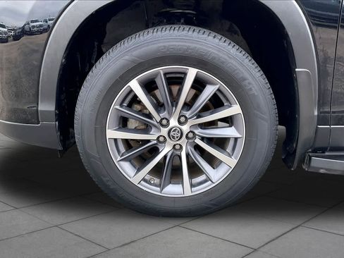 Used 2019 Toyota Highlander XLE FWD image 11