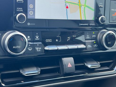 Used 2021 Toyota Highlander XLE AWD/4WD image 22