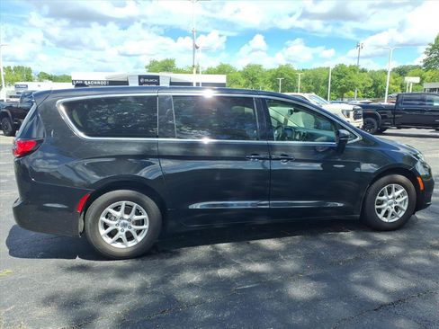 Used 2024 Chrysler Pacifica Touring-L FWD image 8