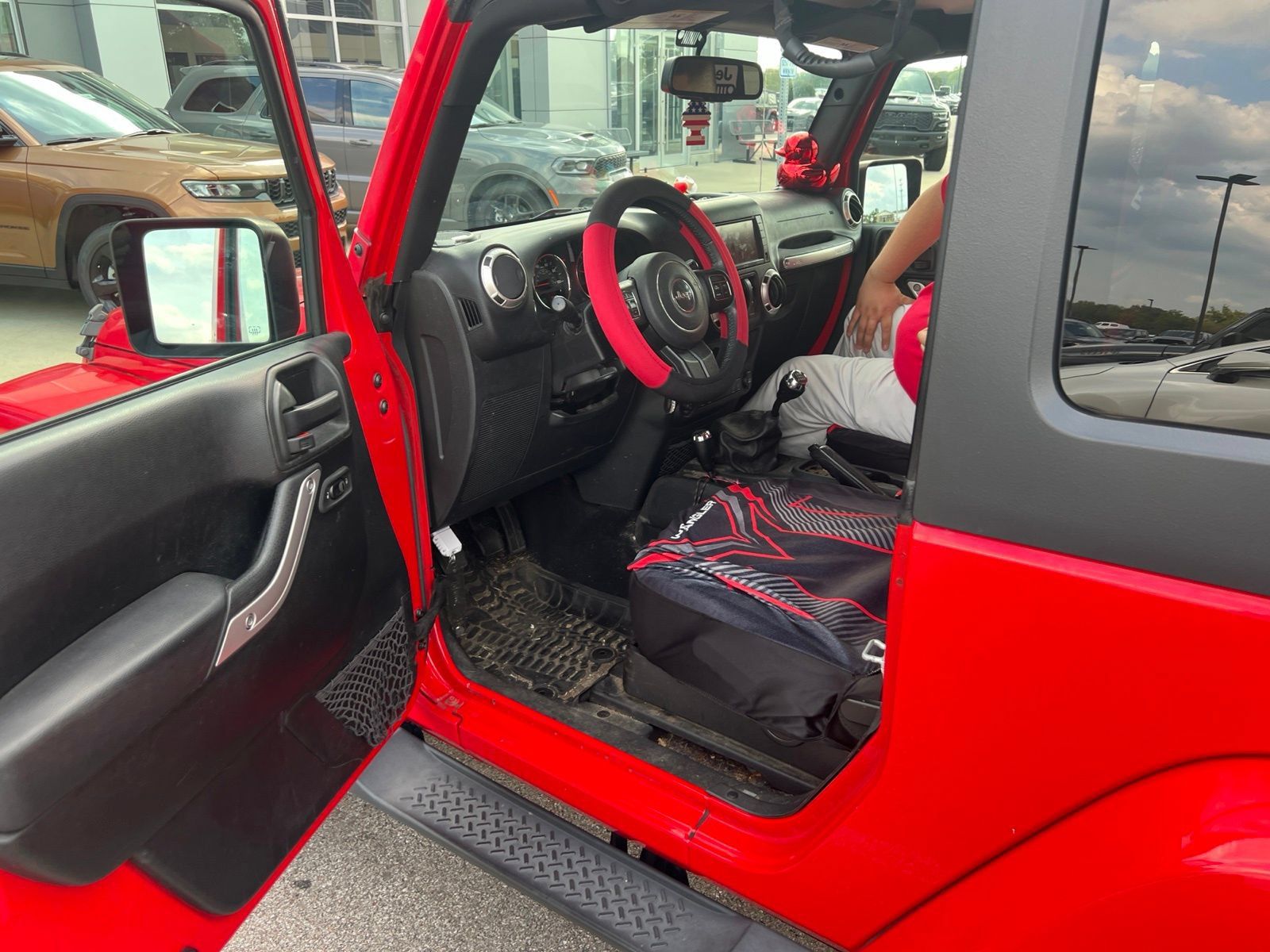 Used 2017 Jeep Wrangler Sahara w/ Connectivity Group AWD/4WD image 4