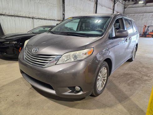 Used 2014 Toyota Sienna XLE FWD image 1