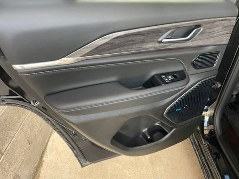 Used 2022 Jeep Grand Cherokee Overland RWD image 25