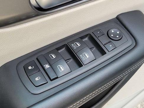 Used 2023 Chrysler Pacifica Touring-L FWD image 18