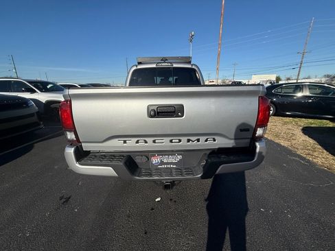 Used 2019 Toyota Tacoma TRD Sport image 4