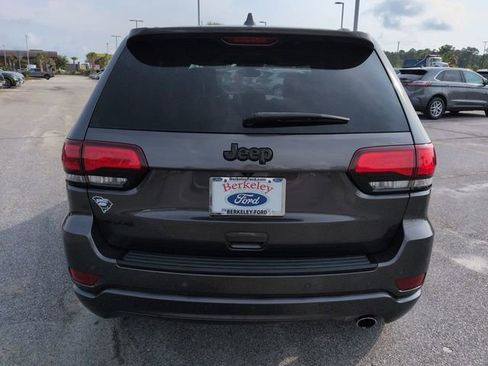 Used 2017 Jeep Grand Cherokee Altitude AWD/4WD image 5