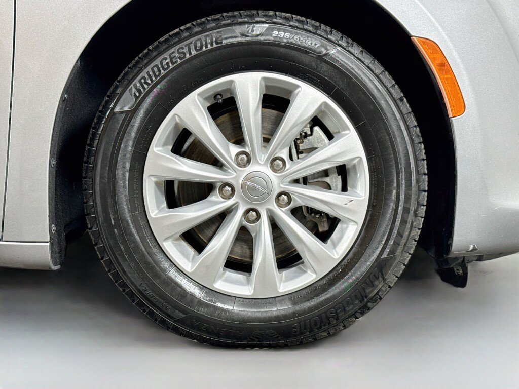 Used 2017 Chrysler Pacifica Touring-L FWD image 45