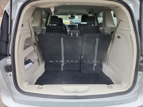 Used 2024 Chrysler Pacifica Touring-L image 51