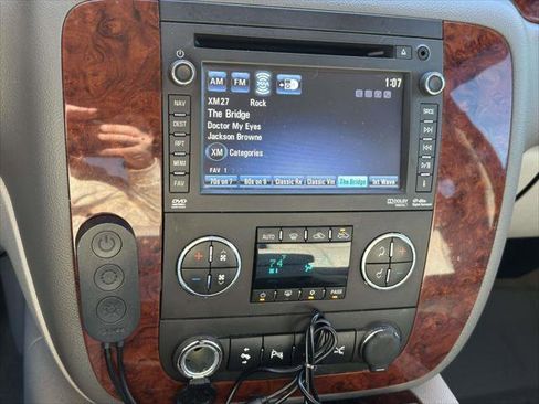 Used 2013 Chevrolet Avalanche LTZ image 27